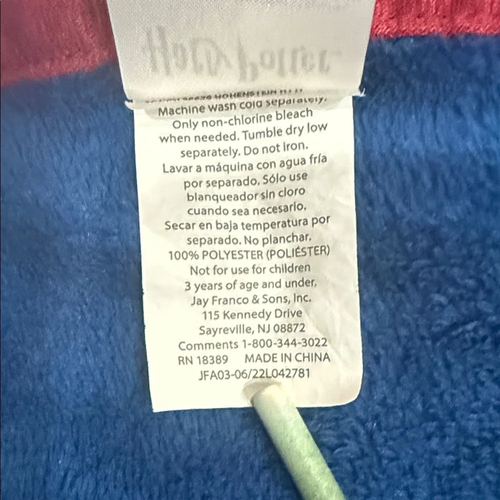 Hogwarts Fleece Blanket - Picture 3 of 4